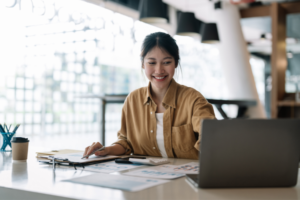 Businesswoman using Xero cloud accounting for seamless holiday season operations.