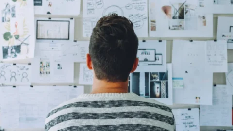 An entrepreneur looks at his business plan - JacRox
