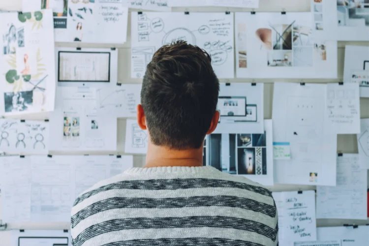 An entrepreneur looks at his business plan - JacRox